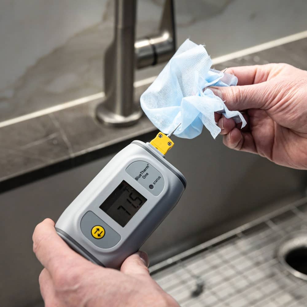 TW-836-330-cleaning-wipes-1-000-wipes-quick-release-dispenser-pack-g011.jpg