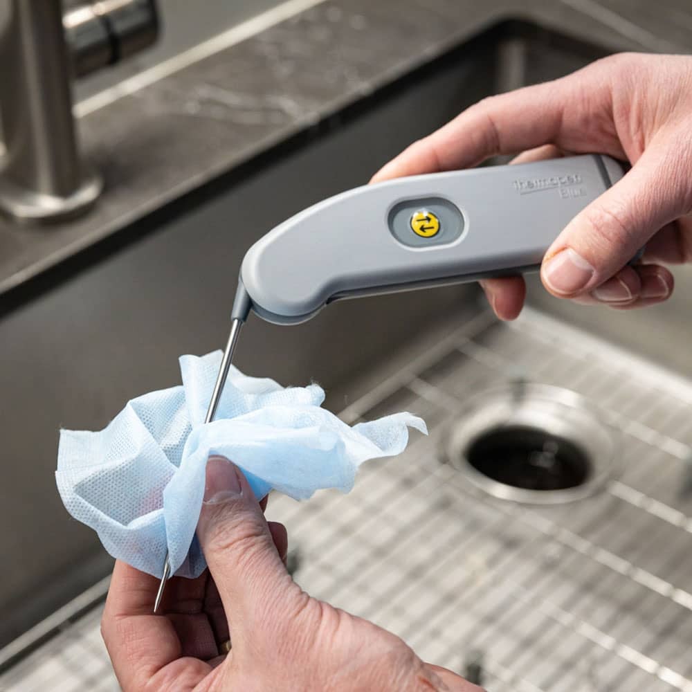 TW-836-330-cleaning-wipes-1-000-wipes-quick-release-dispenser-pack-g07.jpg